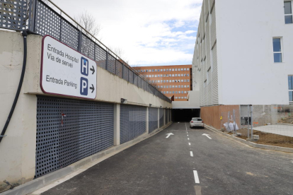 El pàrquing de l'hospital Arnau de Lleida recupera l'accés habitual