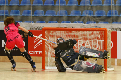 Les jugadores del Vila-sana en pressionen una del Gijón durant la semifinal disputada ahir a l’Olímpic de Reus.