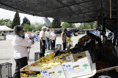 Imagen de un mercado de Madrid, ayer, en el segundo día de fase 1.