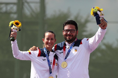 Fátima Gálvez y Alberto Fernández, en el podio con el primer oro para la delegación española.