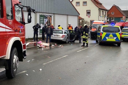 La Policía alemana y los servicios de emergencia inspeccionan el vehículo usado en el atropello múltiple.