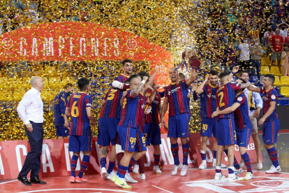 Els jugadors del Barça celebren un títol de Lliga molt disputat davant del Llevant.