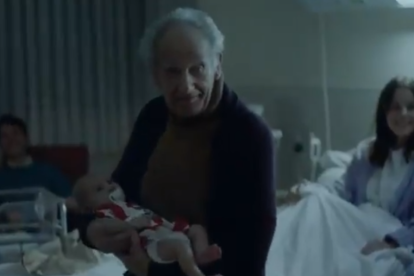 El abuelo con su nieto en brazos.