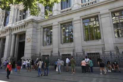 Llargues cues al Banc d’Espanya a Madrid l’últim dia de canvis de monedes.