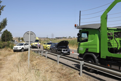 Un home va haver de ser rescatat al caure amb el vehicle en una séquia a Vallfogona de Balaguer.