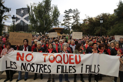 Movilización convocada ayer por Dones Lleida ante la subdelegación del Gobierno español. 