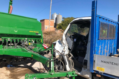 La camioneta y el tractor, ayer tras la colisión en Arbeca. 