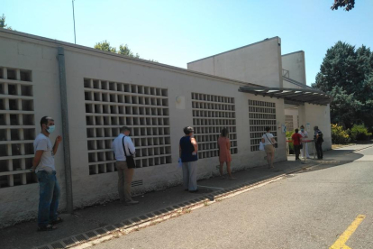 Usuarios haciendo cola ayer al mediodía en el CAP de Balàfia-Pardinyes-Secà.