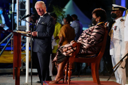 El príncipe Carlos de Inglaterra pronuncia su discurso ante la presidenta de Barbados, Sandra Mason.