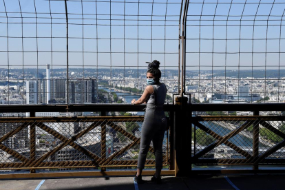 Una visitante de la Torre Eiffel, ayer, con la ciudad de París de fondo.