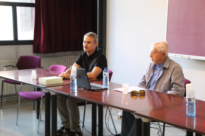 Eduard Batlle, autor de l’antologia de textos de Miquel Lladó, ahir a la UdL amb Josep Vallverdú.