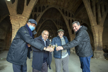 El alcalde, Francesc Lluch, junto con los propietarios Santiago y Manel Valls.