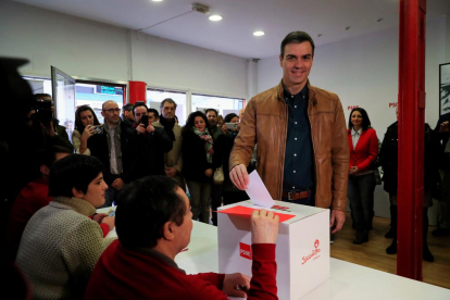 Pedro Sánchez vota en la consulta per avalar el preacord per a una coalició amb Unides Podem.