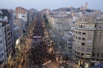 Una manifestación con miles de personas recorrió el jueves el centro de la capital del Segrià.