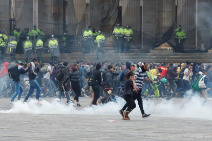 La policía lanza gases lacrimogenes para dispersas las concentraciones en Bogotá.