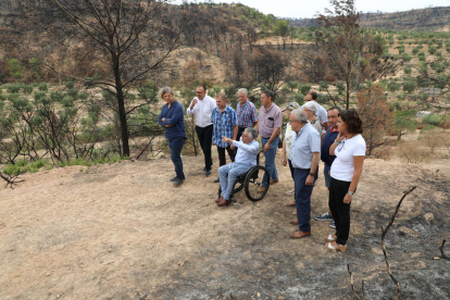 Alcaldes i representants de JuntsxCat van visitar ahir la zona cremada a Bovera.
