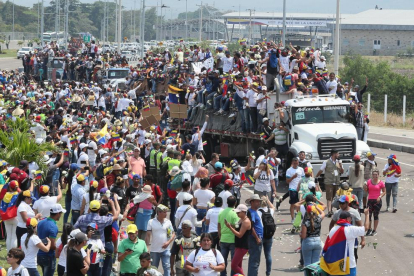 Vista de centenares de personas subidos en territorio colombiano en los primeros camiones con ayuda humanitaria hacia Venezuela.