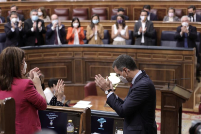 Sánchez, aplaudit pels diputats del PSOE i pels membres del seu govern, ahir.