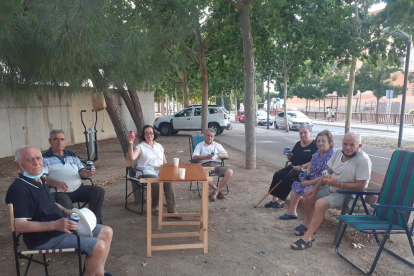 Jubilados de Magraners piden bancos para no “cargar” con sus sillas