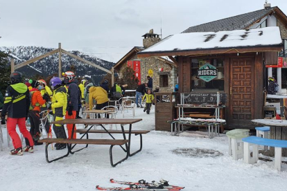 Esquiadors a les pistes de Vallnord, a Andorra, país que ahir va estrenar la temporada.