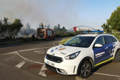 Imagen del fuego ayer por la mañana en Lleida, que afectó al tráfico ferroviario. 