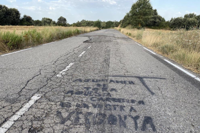 Pintada en la calzada que une el pueblo de  Torà, en la Segarra; y Ardèvol, en el Solsonès. 