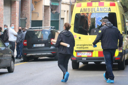 Efectius d’emergències ahir a l’avinguda Ripollès de Ripoll, on va tenir lloc el crim.