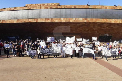 Unes 200 persones en una nova protesta a favor de la residència de Pardinyes
