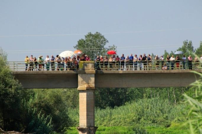 El público se situó en los puentes para poder seguir el descenso de las piragüas por el río Segre.