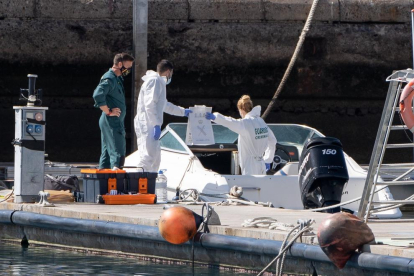 La Policia Científica analitza una embarcació a la base de la Guàrdia Civil de la dàrsena pesquera de Santa Cruz de Tenerife