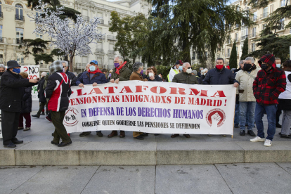 Concentració contra la “privatització” de les pensions, ahir davant del Congrés dels Diputats.