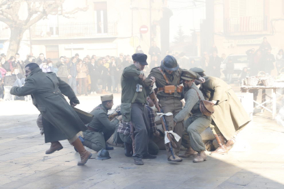 Recreació del combat entre les tropes republicanes i les revoltades davant de l’església de la Granadella, ahir.