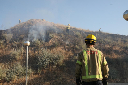 Imagen del incendio ayer en el Turó de Gardeny de Lleida. 