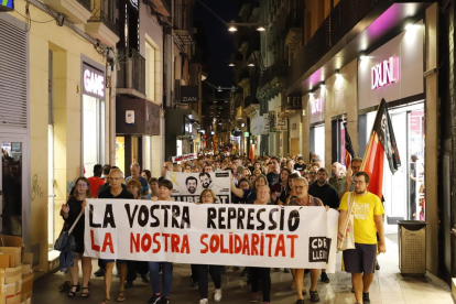 Manifestación de protesta en Lleida por el encarcelamiento de los siete independentistas, anoche.