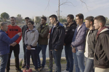 Els integrants de l’equip de rem expliquen a Chicote les seues queixes del centre de La Cartuja, a Sevilla.