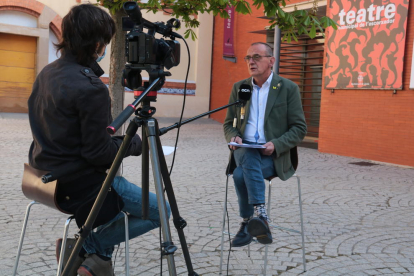 Un momento de la entrevista de la ACN al alcalde de Lleida, Miquel Pueyo.