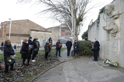 Una docena de personas participaron en el acto de recuerdo al poeta, más íntimo por la pandemia.