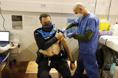 Un policia de la Guàrdia Urbana de Lleida rep la vacuna d’AstraZeneca.
