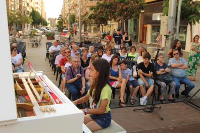Una jove intèrpret, ahir a la tarda tocant el piano a la plaça Ricard Viñes de Lleida.