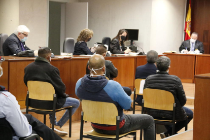 Cuatro de los seis acusados de traficar con drogas, en el juicio celebrado en la Audiencia de Lleida este miércoles.