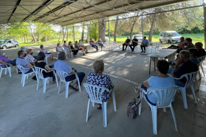 Imatge de la reunió de Mossos i Urbana amb veïns.