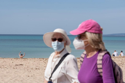 El Govern balear interpreta que la màscara no és obligada a la platja per als convivents