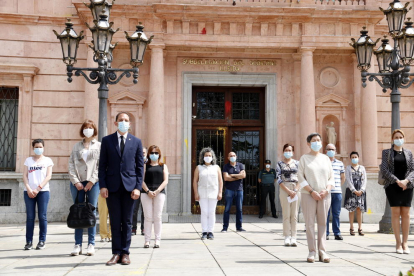 Cunillera presideix el minut de silenci a la subdelegació del govern a Lleida en record de les víctimes de la Covid-19