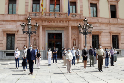 Cunillera preside el minuto de silencio en la subdelegación del gobierno en Lleida en recuerdo de las víctimas de la Covid-19