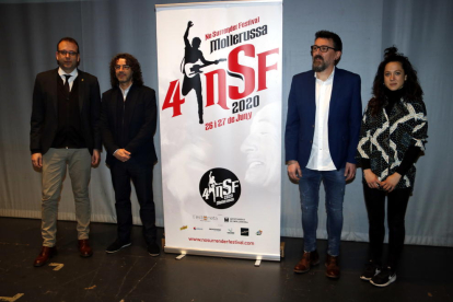 Josep Maria Pons i Antoni Tolmos, del No Surrender Festival, amb l'alcalde de Mollerussa, Marc Solsona, i la regidora de Cultura, amb el cartell de la 4a edició, el 25 de febrer de 2020.