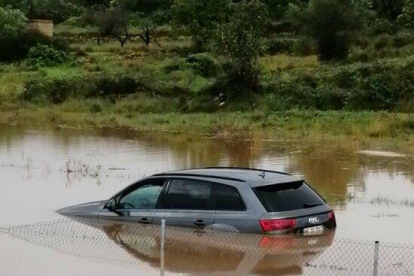 Un cotxe completament inundat a per els aiguats al Montsià i el Baix Ebre.