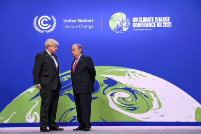 El primer ministro Boris Johnson i António Guterres, secretario general de las Naciones Unidas en la COP26 - 26.ª Conferencia de las Naciones Unidas sobre el Cambio Climático, Glasgow