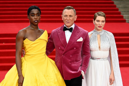 Daniel Craig, quien interpreta al Agente 007, junto a las actrices Lashana Lynch y Léa Seydoux.