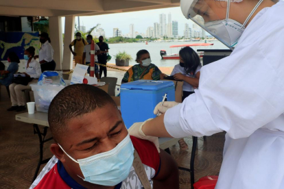 Un home rep una dosi de la vacuna contra la covid-19 a Colòmbia.