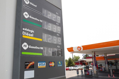 Plafó de preus dels combustibles en una gasolinera.